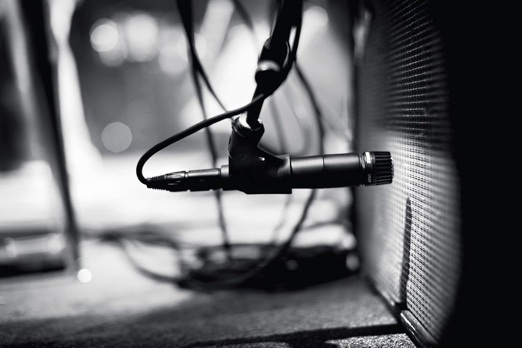 Shure SM57 Dynamic Microphone – Wired Cardioid XLR Instrument Handheld Mic for Guitar Amplifiers, Snare Drum, Percussion, Live Sound & Studio Recording, Black