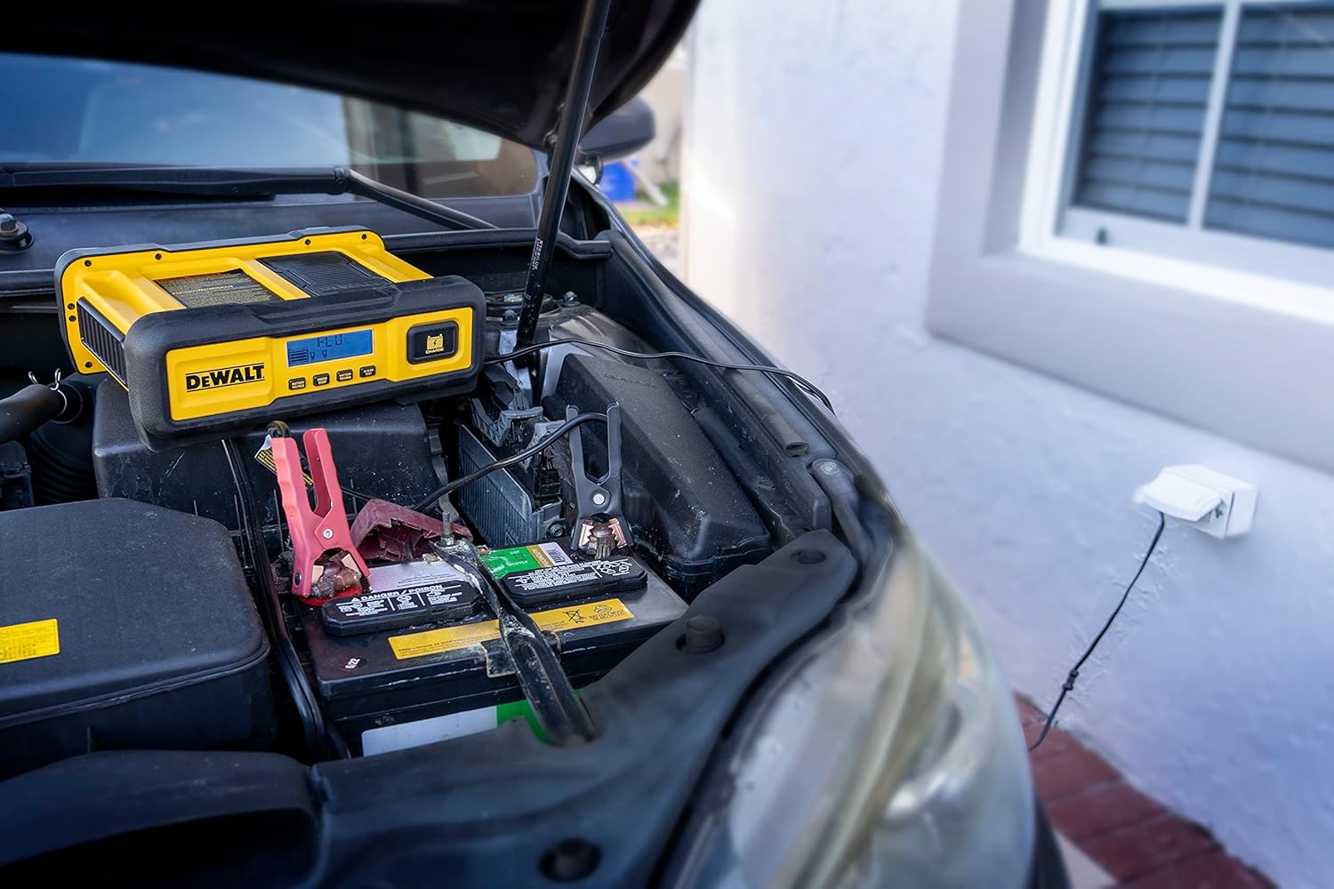 DeWalt DXAEC100 Professional 30 Amp Battery Charger, Battery Maintainer, Battery Trickle Charger