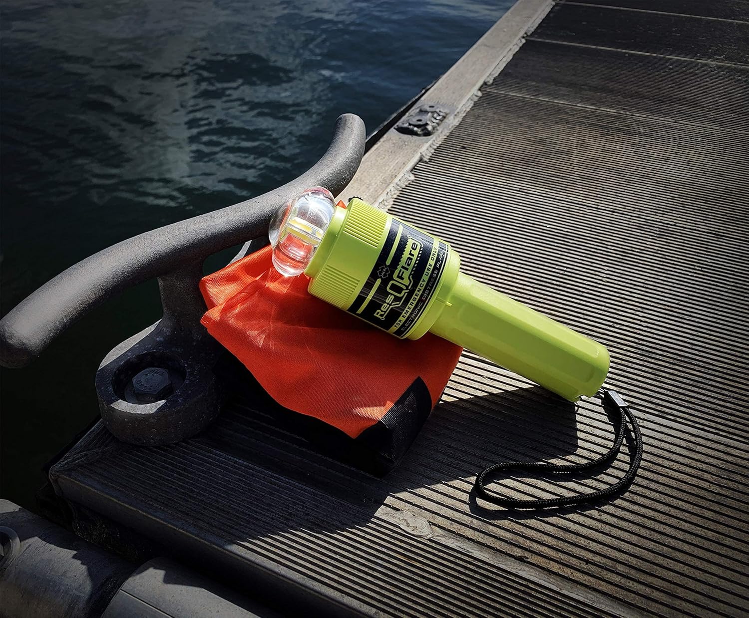 ACR ResQFlare E-Flare Safety Kit - Marine Electronic Boat Flare Meets USCG Daytime and Nighttime Coast Guard Boating Requirements, Emergency Flare for Boating, Marine Safety, Boat Survival