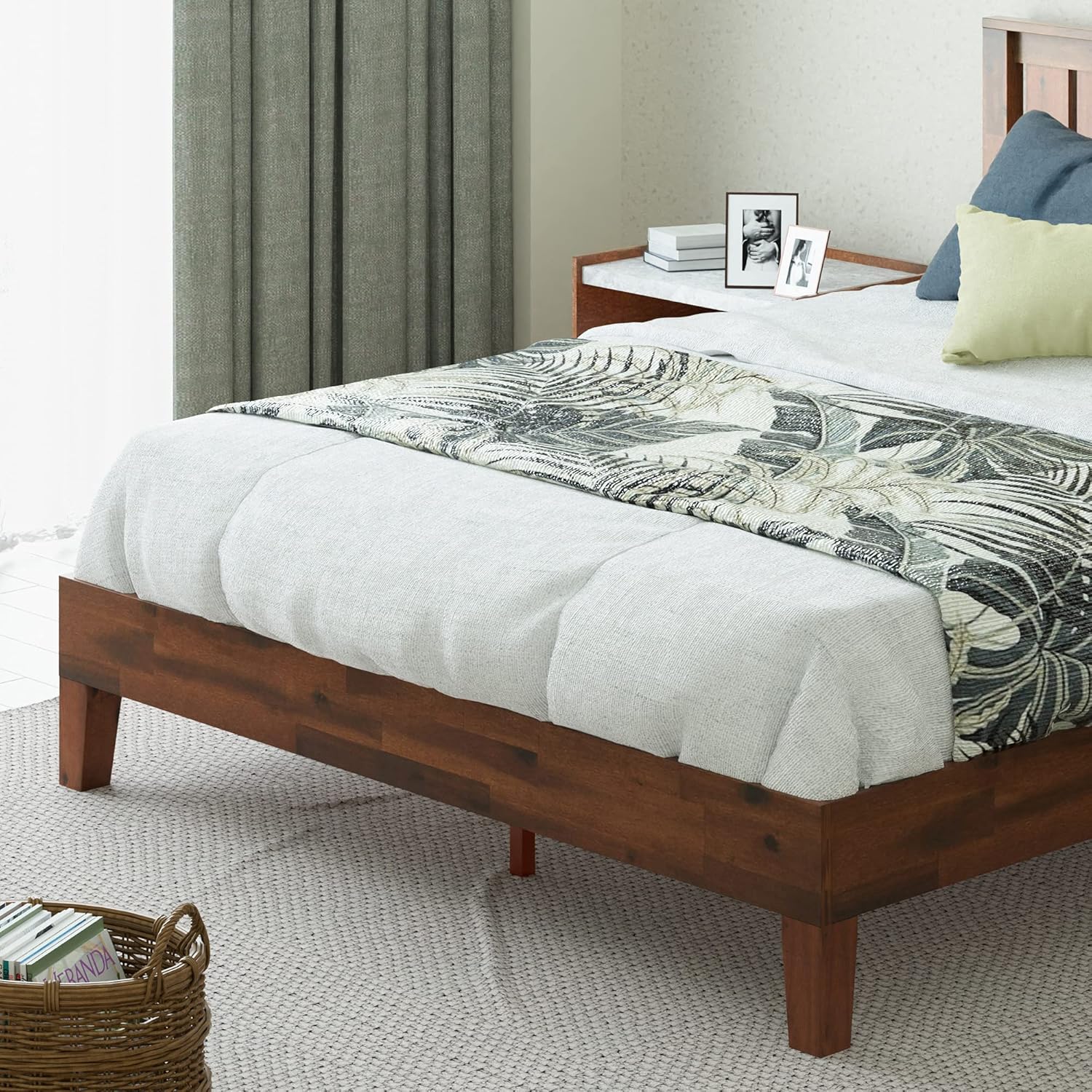 ZINUS Vivek Deluxe Wood Platform Bed Frame with Headboard, Wood Slat Support, No Box Spring Needed, Easy Assembly, Queen