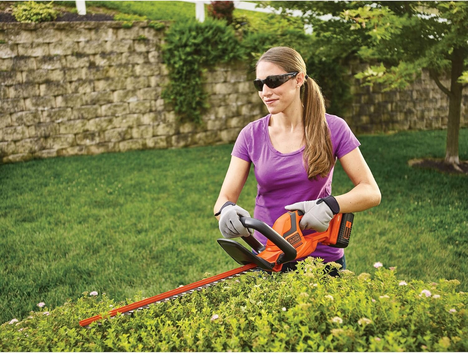 BLACK+DECKER 40V MAX Hedge Trimmer, 22" Blade Length, Powerful Motor with Reduced Vibrations, Sharp Blades for 3/4" Thick Cuts, Battery and Charger Included (LHT2240C)